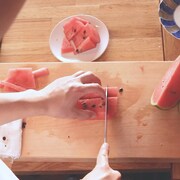 浪漫革命&ザ・おめでたズ「ハイレグBIKINI」予告動画のワンシーン。