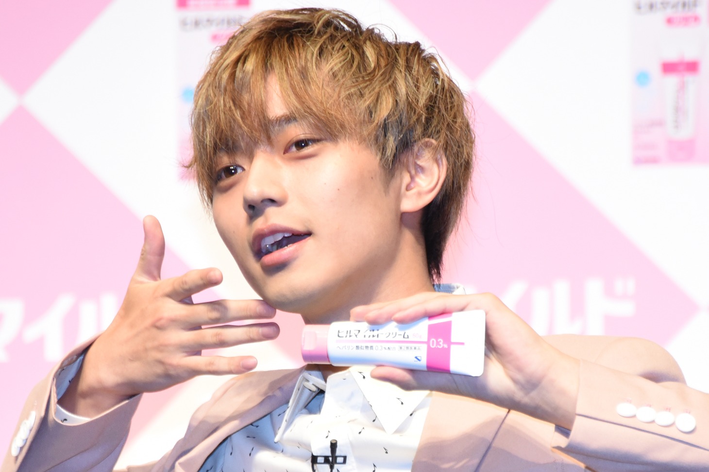 顎をなぞり、“ヒルマイルドポーズ”をレクチャーする永瀬廉（King & Prince）。