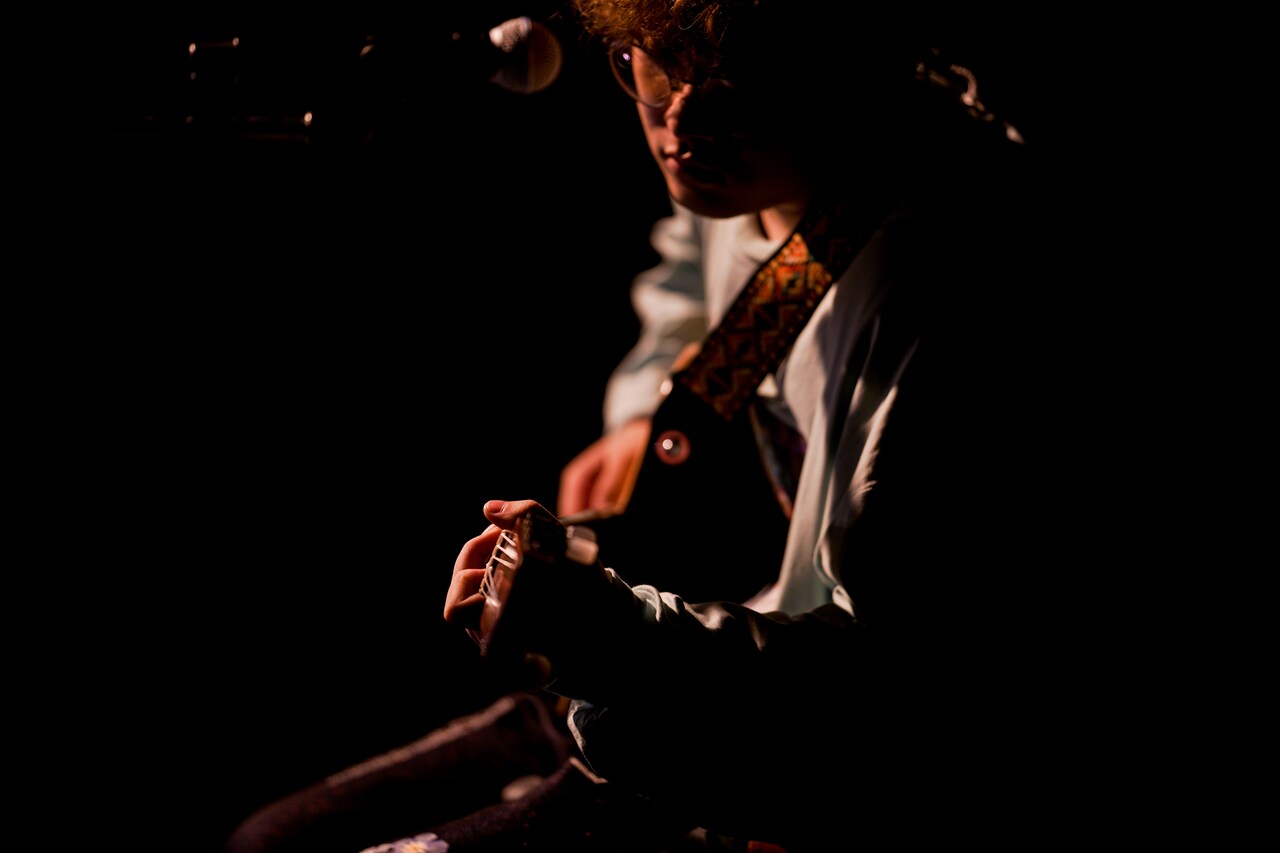 Vaundy、多彩な音楽性と配信ならではの演出で魅せた初ワンマン（ライブ