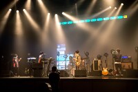 ファンのコメントを読むマカロニえんぴつ。（撮影：ヤオタケシ）