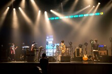 ファンのコメントを読むマカロニえんぴつ。（撮影：ヤオタケシ）