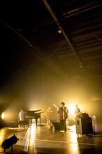 マカロニえんぴつ「マカロックONLINEワンマン～豊洲から愛を込めて～」の様子。（撮影：ヤオタケシ）