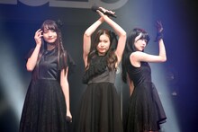 里仲菜月（Task have Fun）、竹越くるみ（Devil ANTHEM.）、小野寺梓（真っ白なキャンバス）からなる期間限定ユニットのS.T.O。