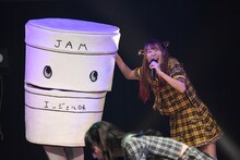 左から“あっとじゃむくん”、成瀬瑛美。