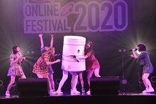 “あっとじゃむくん”を交えてパフォーマンスするでんぱ組.inc。