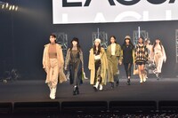 「1st FASHION SHOW STAGE」の様子。