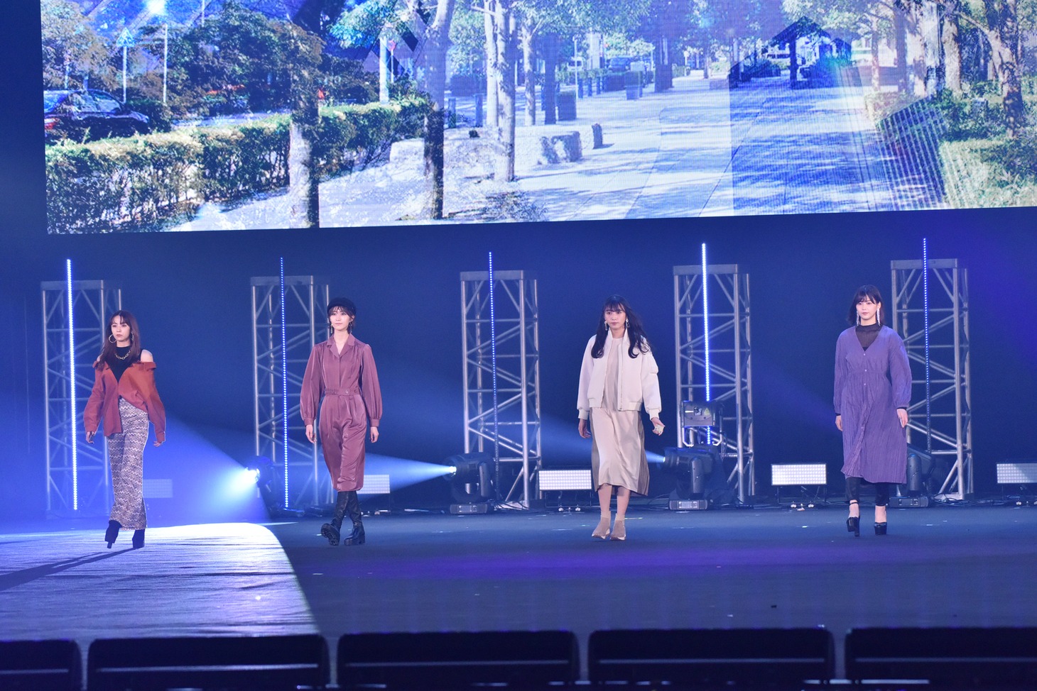 左から小林由依、土生瑞穂、渡辺梨加、渡邉理佐。