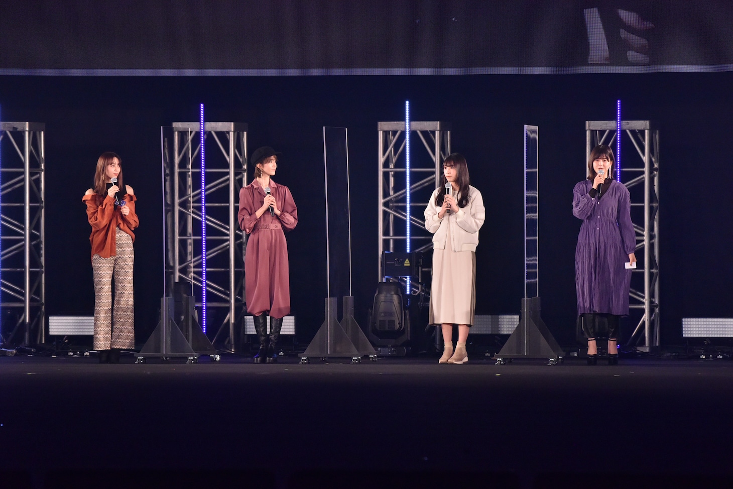 左から小林由依、土生瑞穂、渡辺梨加、渡邉理佐。