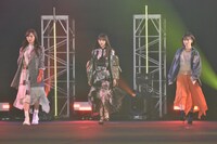 左から梅澤美波、齋藤飛鳥、山下美月。