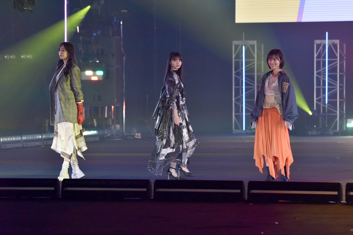 左から梅澤美波、齋藤飛鳥、山下美月。