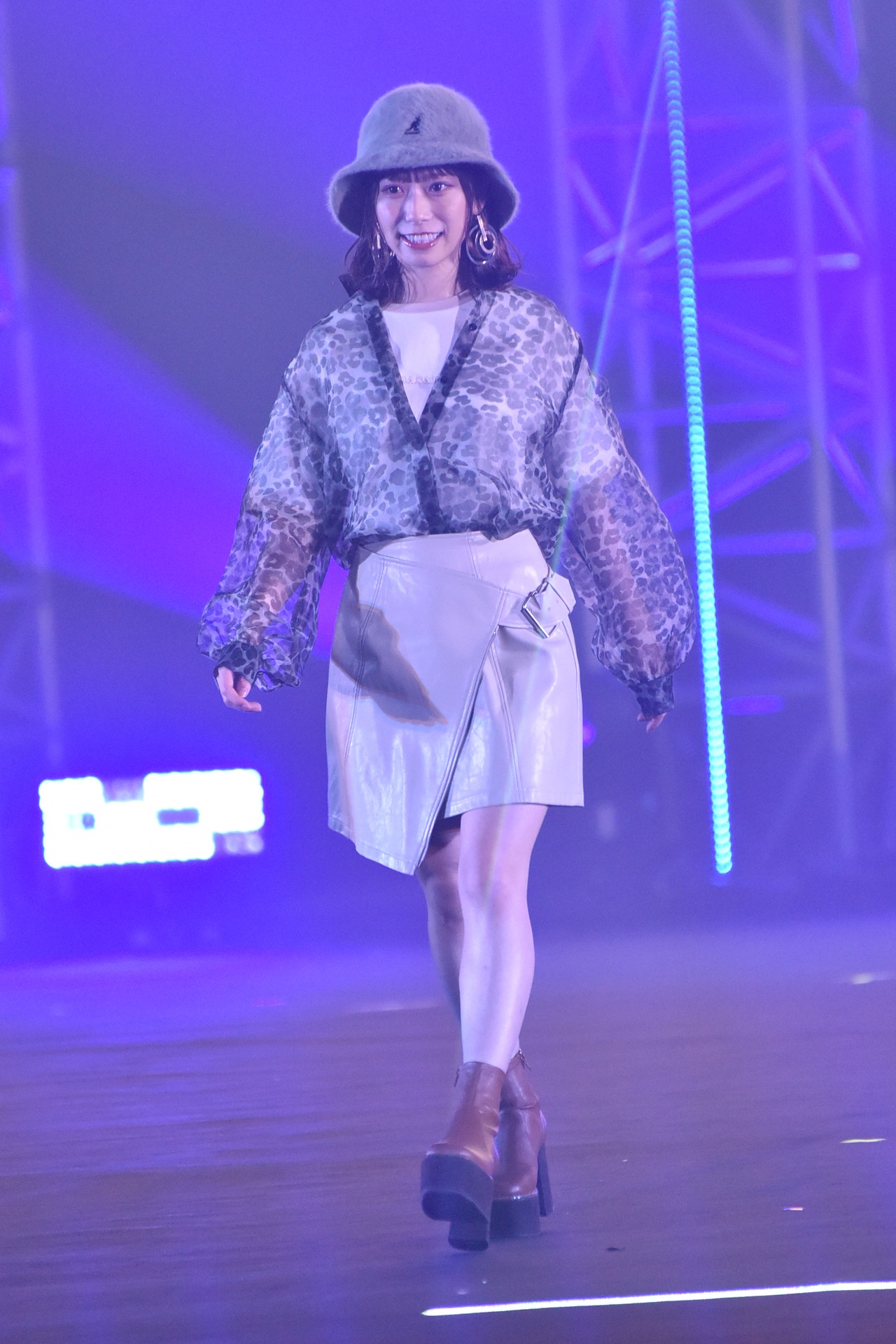 東村芽依
