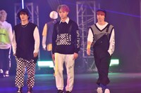 左から関哲汰、沢村玲、山下永玖。