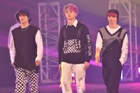 左から関哲汰、沢村玲、山下永玖。