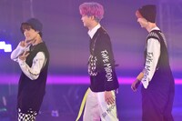 左からピースする関哲汰と笑う沢村玲、山下永玖。