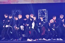 JO1のステージの様子。