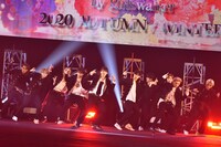 JO1のステージの様子。