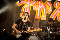 左からROLLY（Vo, G）、小畑ポンプ（Dr）。