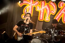 左からROLLY（Vo, G）、小畑ポンプ（Dr）。