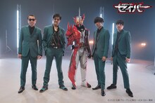 左から川上つよし（B）、谷中敦（Baritone Sax）、仮面ライダーセイバー、川上洋平（[Alexandros]）、加藤隆志（G）。