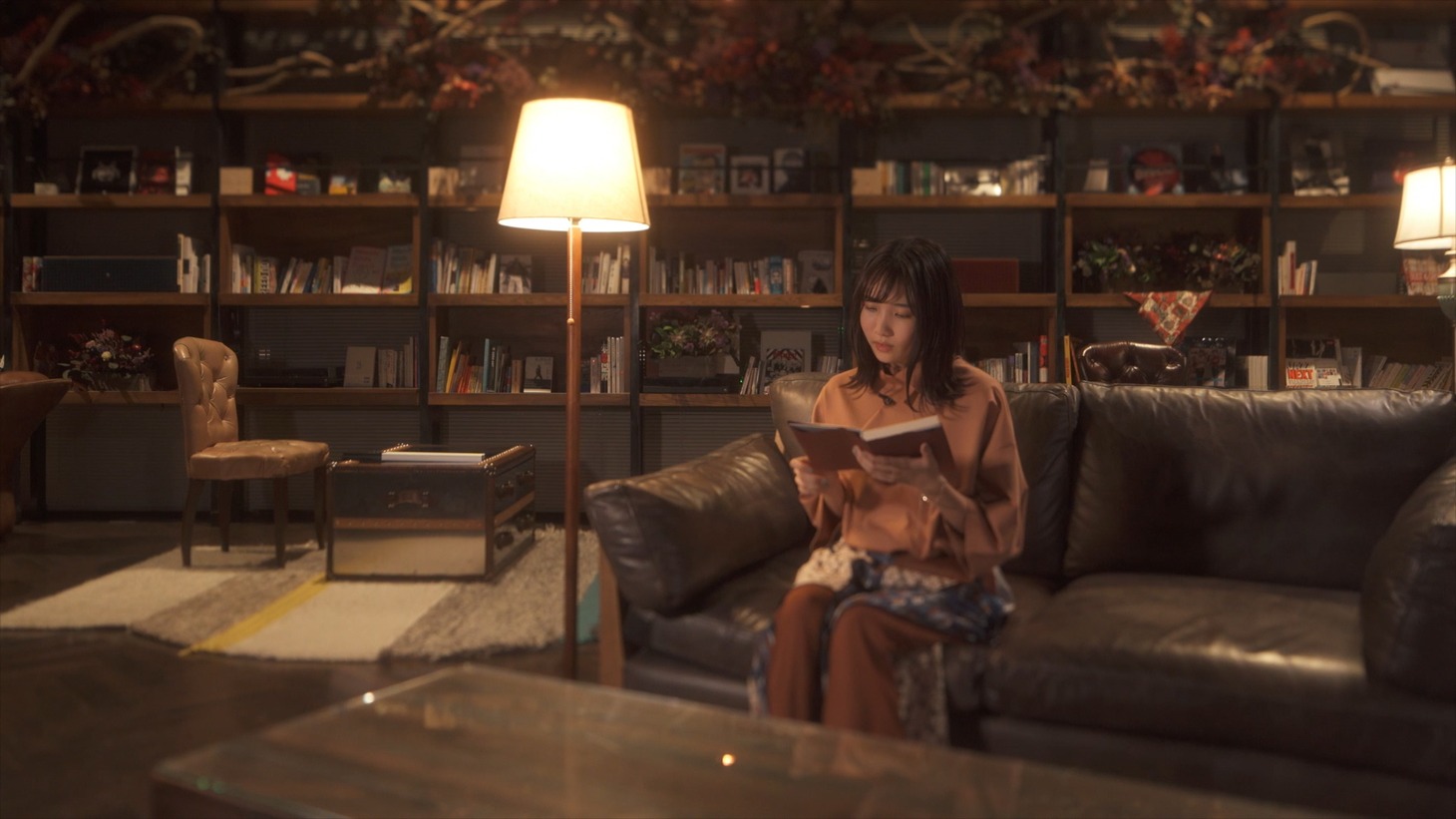 YOASOBIのikura（Vo）による「タナトスの誘惑」朗読の様子。