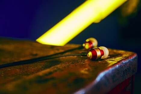 V.A.「#ピヤホンで聴こう」に付属するHSE-A1000PN。（撮影：フジイセイヤ）