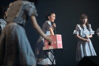 トークテーマを引く芹澤もあ。