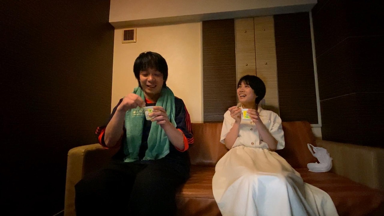 右から峯田和伸、松本穂香。(c)BSフジ