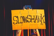 “SLOW SHANK”と書かれたダンボール（撮影：岩渕直人）