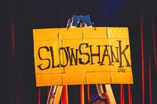 “SLOW SHANK”と書かれたダンボール（撮影：岩渕直人）