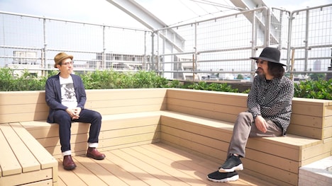 右から田口トモロヲ、みうらじゅん。(c)BSフジ