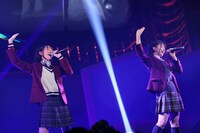 「虹の素」を歌う野口衣織と佐々木舞香。（写真提供：代々木アニメーション学院）