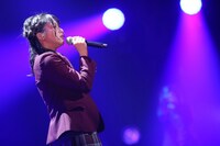 「虹の素」を歌う佐々木舞香。（写真提供：代々木アニメーション学院）