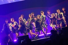 佐々木舞香のセンター曲「しゅきぴ」を披露する=LOVE。（写真提供：代々木アニメーション学院）