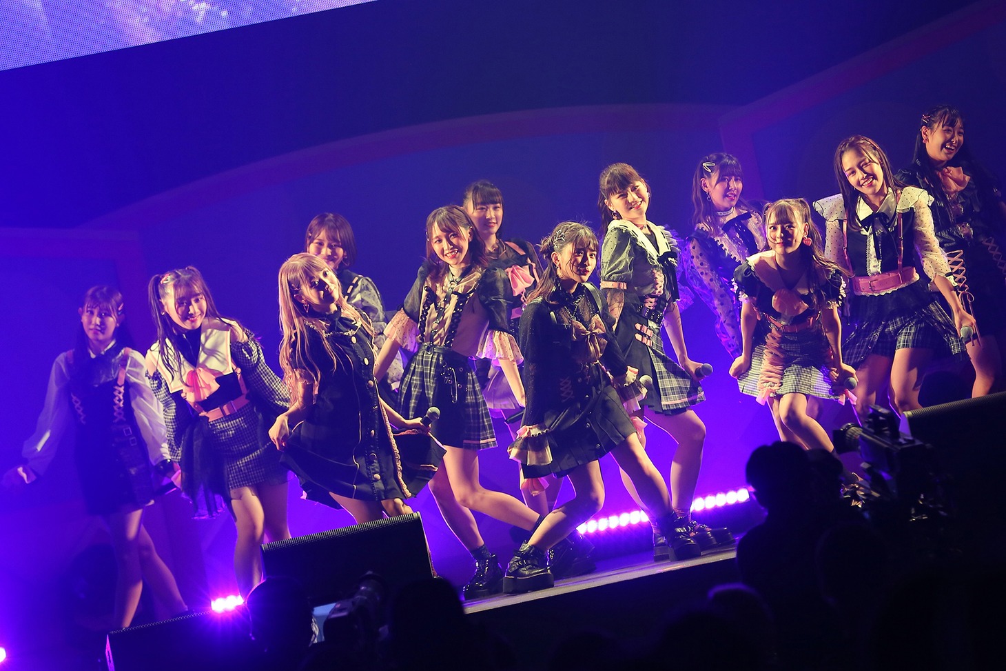 佐々木舞香のセンター曲「しゅきぴ」を披露する=LOVE。（写真提供：代々木アニメーション学院）