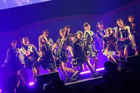 佐々木舞香のセンター曲「しゅきぴ」を披露する=LOVE。(写真提供:代々木アニメーション学院)