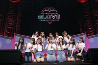 ステージ上で記念撮影する=LOVE。（写真提供：代々木アニメーション学院）