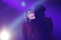 「虹の素」を歌う野口衣織と佐々木舞香。（写真提供：代々木アニメーション学院）