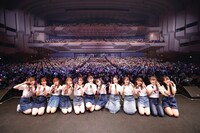 ステージ上で記念撮影する=LOVE。（写真提供：代々木アニメーション学院）