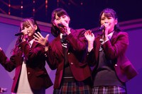 左から齊藤なぎさ、高松瞳、佐々木舞香。（写真提供：代々木アニメーション学院）