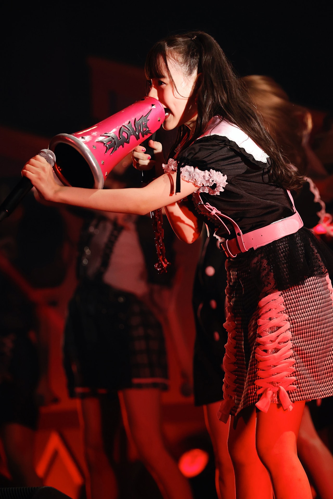 佐々木舞香のセンター曲「しゅきぴ」を披露する=LOVE。（写真提供