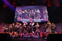 佐々木舞香のセンター曲「しゅきぴ」を披露する=LOVE。（写真提供：代々木アニメーション学院）