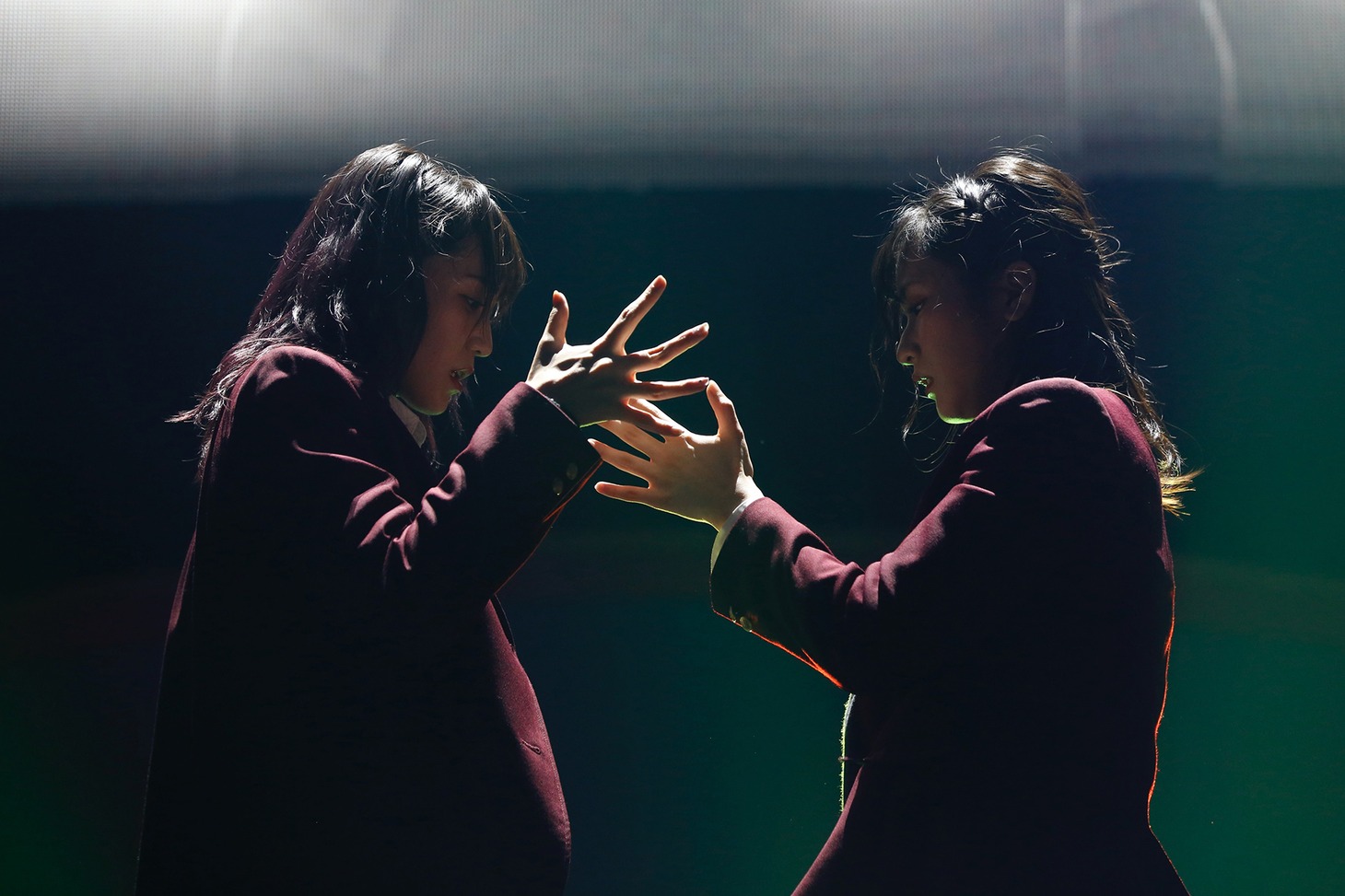 「虹の素」を歌う野口衣織と佐々木舞香。（写真提供：代々木アニメーション学院）