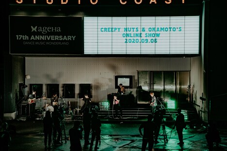 「Creepy NutsとOKAMOTO'S オンラインショー」の様子。（Photo by HiroyaBrian）