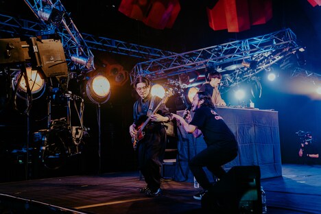 「Creepy NutsとOKAMOTO'S オンラインショー」の様子。（Photo by HiroyaBrian）