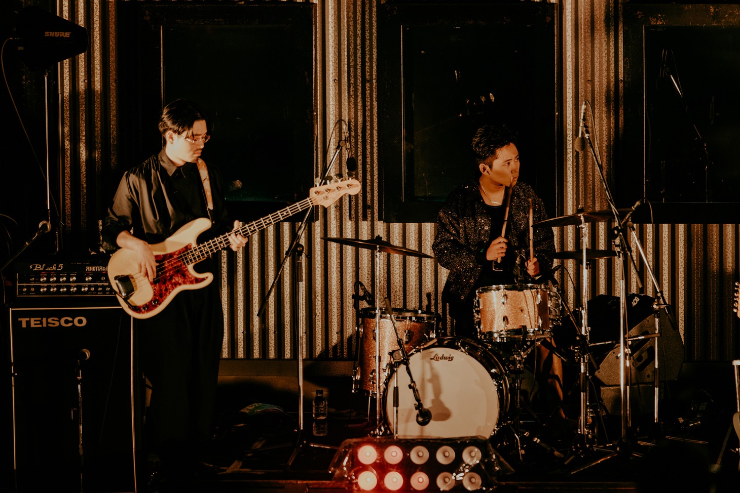 左からハマ・オカモト（B / OKAMOTO'S）、オカモトレイジ（Dr / OKAMOTO'S）。（Photo by HiroyaBrian）