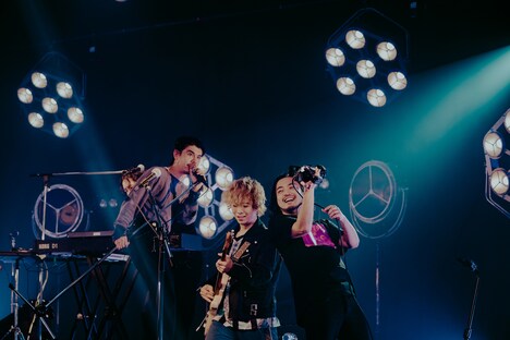 「Creepy NutsとOKAMOTO'S オンラインショー」の様子。（Photo by HiroyaBrian）