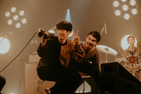 「Creepy NutsとOKAMOTO'S オンラインショー」の様子。（Photo by HiroyaBrian）