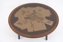 「FREESTYLE 2020 大野智 作品展」に展示されているちゃぶ台。