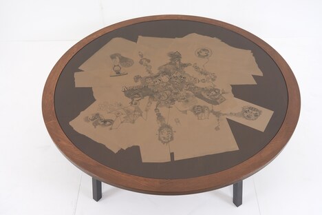 「FREESTYLE 2020 大野智 作品展」に展示されているちゃぶ台。