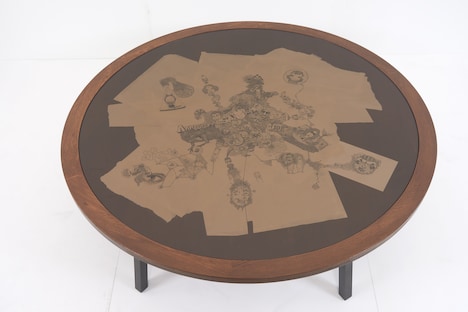 「FREESTYLE 2020 大野智 作品展」に展示されているちゃぶ台。